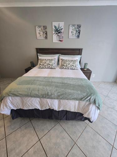 Giường trong phòng chung tại Tides of Blessings