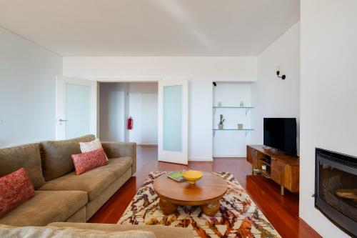 Penthouse 2BR with Balcony and Garage