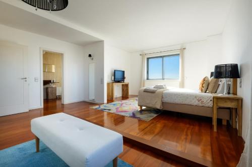 Penthouse 2BR with Balcony and Garage