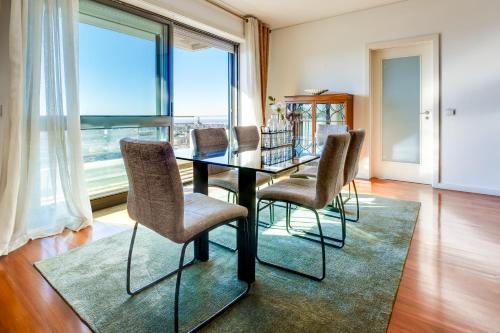 Penthouse 2BR with Balcony and Garage