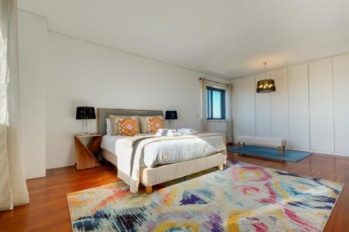 Penthouse 2BR with Balcony and Garage