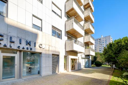 Penthouse 2BR with Balcony and Garage