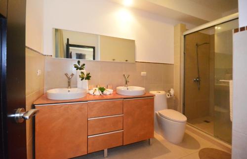 Ванна кімната в Infiniti Instyle