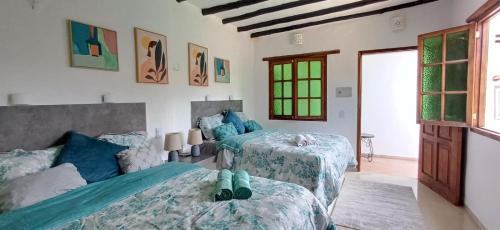 En eller flere senge i et værelse på Chilli's Posada