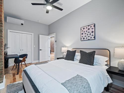 een slaapkamer met een groot bed en een bureau bij The Brick Treasury Loft in Cleveland