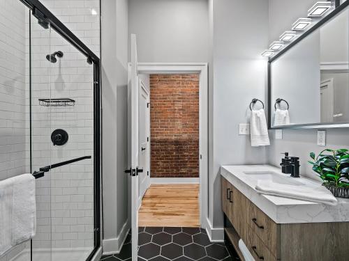 een badkamer met een douche en een wastafel bij The Brick Treasury Loft in Cleveland