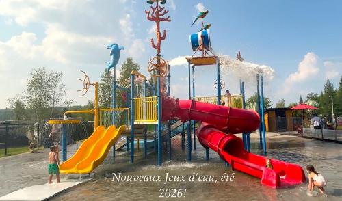 a water park with kids playing on a water slide at Camping Chalets Lac St-Augustin in Quebec City