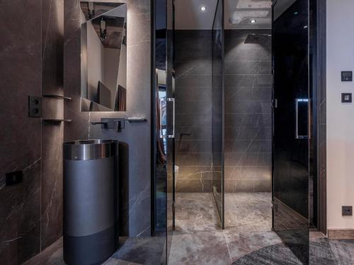 baño con ducha de cristal con cubo de basura en Luxueux appartement de 7 pièces pour 14 pers. à Avoriaz avec accès bien-être - FR-1-314-96, en Avoriaz