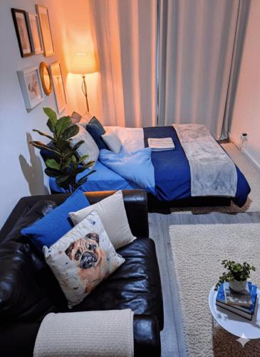 a living room with a bed and a couch at YouShelter in London