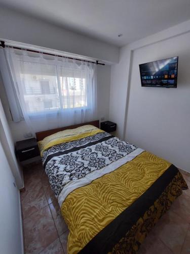 a bed in a bedroom with a window at Sol y Luna Hospedajes 3 in San Bernardo