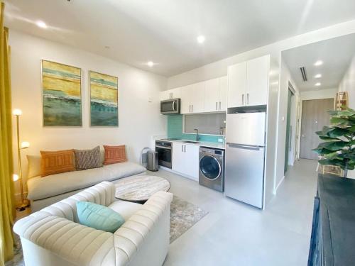 O bucătărie sau chicinetă la Grand Harbour Hot Spot - Convenient Cayman Stay