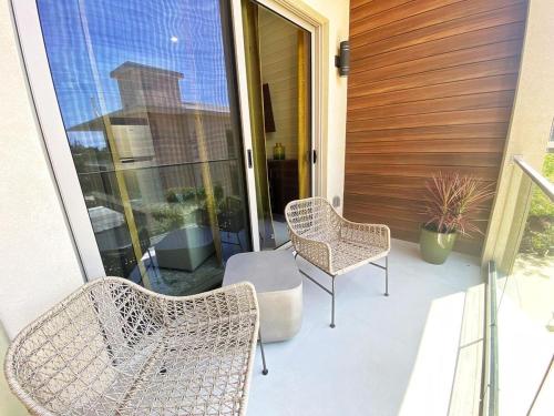 Un balcon sau o terasă la Grand Harbour Hot Spot - Convenient Cayman Stay