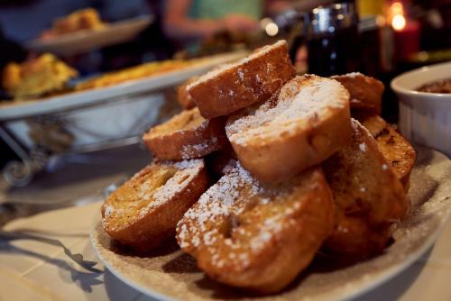 een bord wentelteefjes met poedersuiker erop bij Mountain Harbour B&B in Roan Mountain