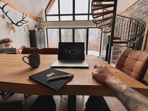 Μια τηλεόραση ή/και κέντρο ψυχαγωγίας στο Black Cabin Pohorje - Luxury Retreat