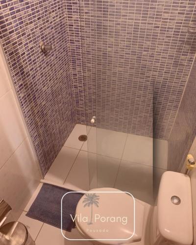 un bagno con wc e doccia piastrellata di Vila Porang Pousada a São Miguel dos Milagres