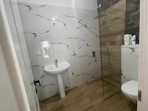 Ένα μπάνιο στο Hans & Hanna's Villa