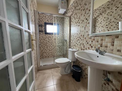 ein Badezimmer mit Toilette, Waschbecken und Dusche in der Unterkunft casa el lajiar in Orzola