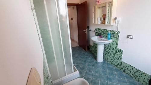 um pequeno banheiro com uma pia e um vaso sanitário em Affitti Brevi Casaloldo Centro em Casaloldo