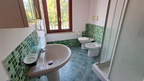 um banheiro com pia e vaso sanitário em Affitti Brevi Casaloldo Centro em Casaloldo