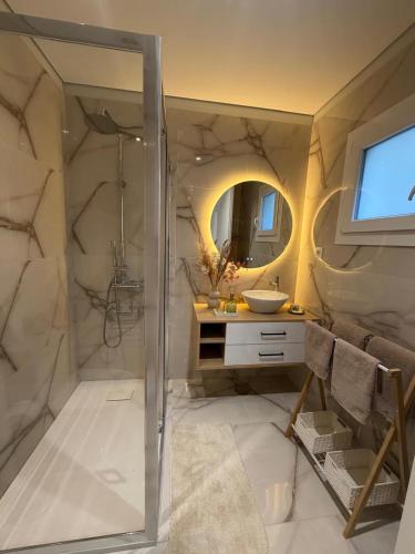 a bathroom with a shower and a sink at Casa Maria Eduarda in Assureira
