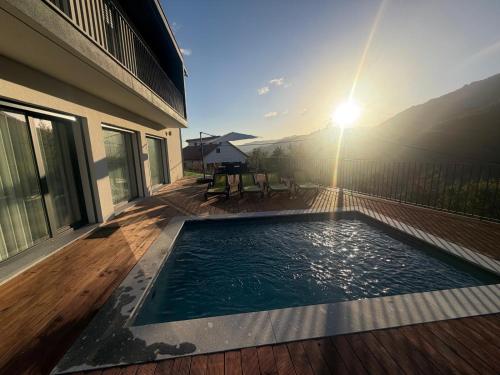 einen Pool auf der Terrasse eines Hauses in der Unterkunft Casa Maria Eduarda in Assureira