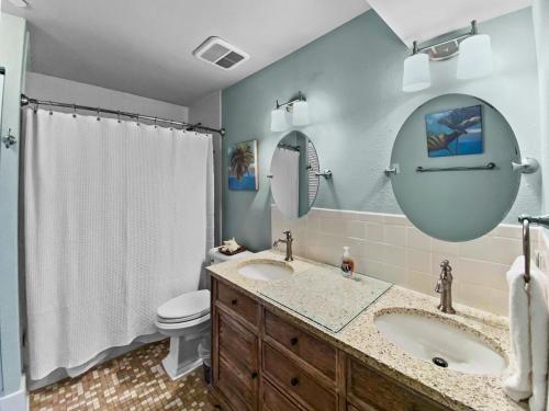 Ένα μπάνιο στο Commodores 101 l Beachfront l Corner Unit with Pristine Beach Views l Community Pool