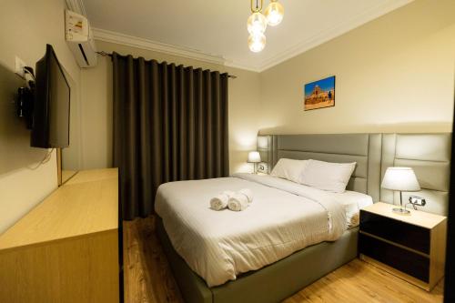 Un pat sau paturi într-o cameră la Deluxe Ocean Apartment Heliopolis