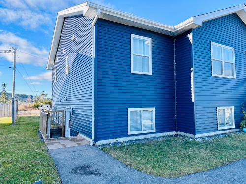 una casa blu con finestre bianche ai lati di Moon's Suite near the New Hospital a Corner Brook