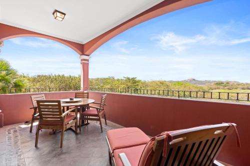 uma varanda com mesa e cadeiras e vista em Recently Renovated Luxury Condo with Resort-Style Beach Club Access and Ocean Views em Playa Conchal