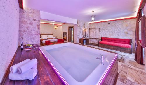 Postel nebo postele na pokoji v ubytování Noble Crown Stone House Cappadocia