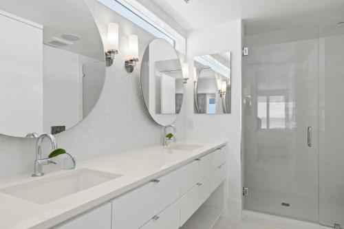 Ένα μπάνιο στο Dream On l Beachfront l Golf cart and 4 Bikes Included l Gulf Front Private Pool