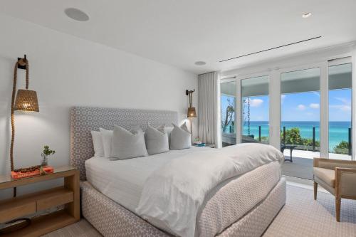 Ένα ή περισσότερα κρεβάτια σε δωμάτιο στο Dream On l Beachfront l Golf cart and 4 Bikes Included l Gulf Front Private Pool