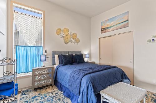 Ένα ή περισσότερα κρεβάτια σε δωμάτιο στο Steps to Pirate Cove Oregon Coast Condo with View