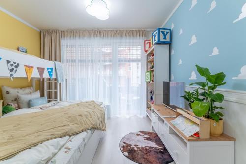 Ένα ή περισσότερα κρεβάτια σε δωμάτιο στο Benjamínek rodinný apartmán