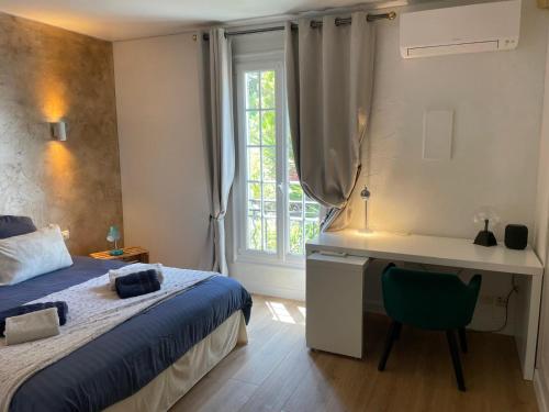 Giường trong phòng chung tại Domaine des Tuilières avec piscine