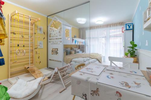 Ένα ή περισσότερα κρεβάτια σε δωμάτιο στο Benjamínek rodinný apartmán