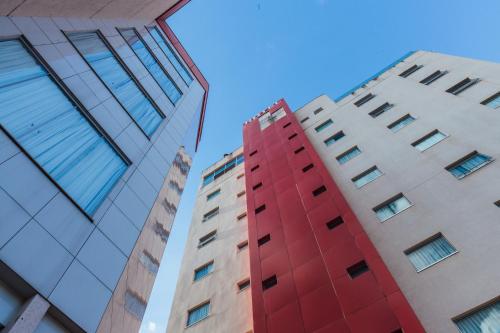 Due edifici alti che guardano il cielo di Lagoa Flat Hotel a Lagoa da Prata