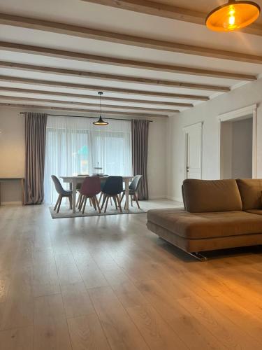 Garden Retreat Keyhouse في برانْ: غرفة معيشة بها أريكة وطاولة