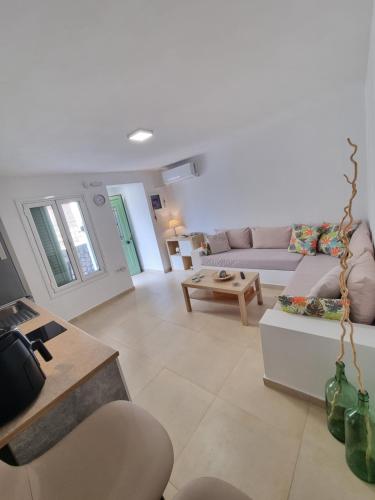ガラヒディにあるAeolus Apartment IIのソファとテーブルのあるリビングルーム