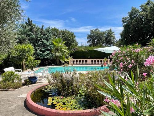 Hồ bơi trong/gần Domaine des Tuilières avec piscine