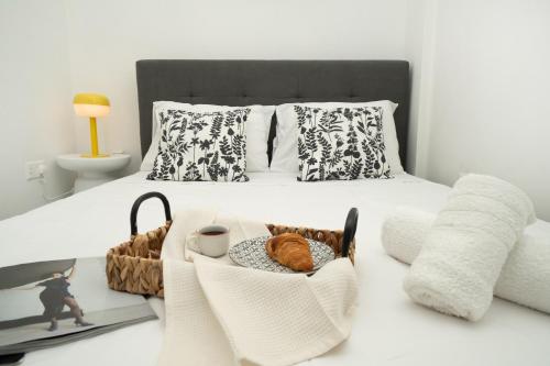 Giường trong phòng chung tại Central 2 bedroom flat