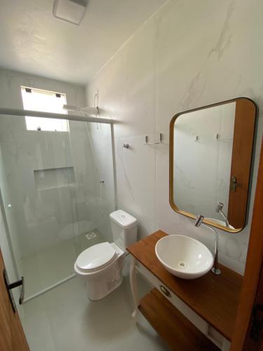 Et badeværelse på Kitnet Completa Com Vista Para o Lago