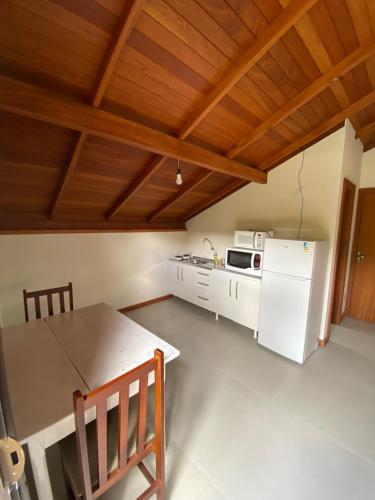 Køkken eller tekøkken på Kitnet Completa Com Vista Para o Lago