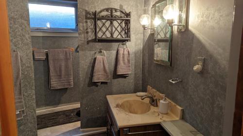 Ένα μπάνιο στο Private cabin with VIEWS FOR DAYS!