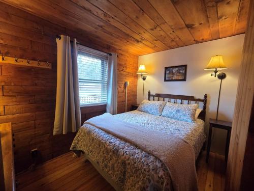 Ένα ή περισσότερα κρεβάτια σε δωμάτιο στο Mountain View Log Cabin - Newly opened