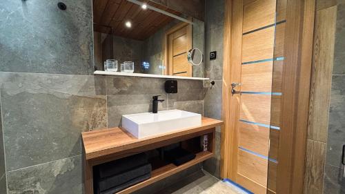 a bathroom with a sink and a shower at Kolme Männi Kuubik in Otepää