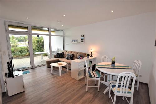 ein Wohnzimmer mit Sofa und Tisch in der Unterkunft Hohes Ufer Sandburg in Hohwacht