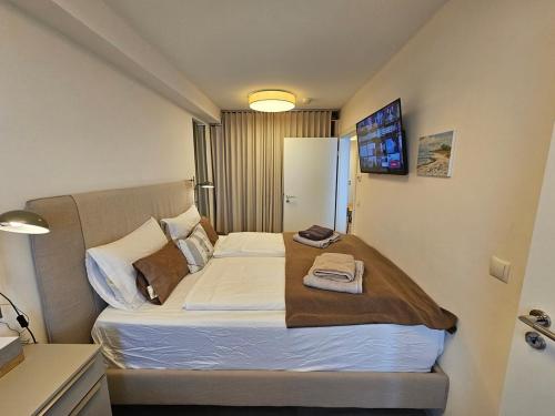 a small bedroom with a bed in a room at Meeresblick Appartement 33 H3 WE 33 in Hohwacht