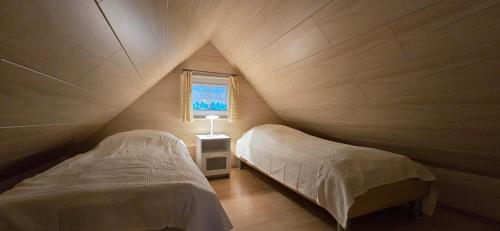 Ferienhaus FH6 في غرال موريتز: غرفة بها سريرين ونافذة