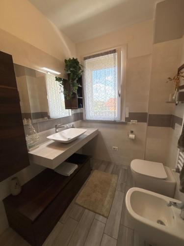a bathroom with a sink and a toilet at MXP-Milano-Torino Loft in Inveruno
